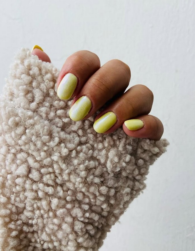 Uñas amarillo pastel